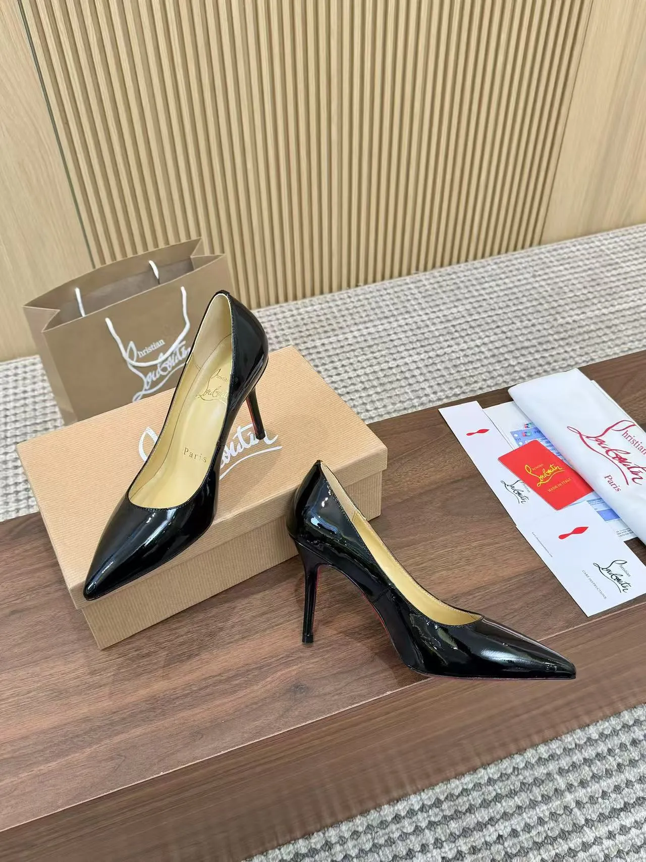 👟👟Ex-factory price 440👟👟 Genuine leather sole +40 Year-round shipment💝Christian Louboutin CL👠 Classic "💎Cow Patent Leather💎 Series" noble and luxurious, real blingbling👟👟 Real materials, all customized by the pattern maker, and the materials are made of original customized materials to achieve the taste of the original 6 color options💍 Upper: Imported 👉cow patent leather💪 Lining: Sheepskin foot pad/lining Size: 34-40.41.42 Heel height: 10.5cm and 8.5cm two options Leather sole Rubber sole